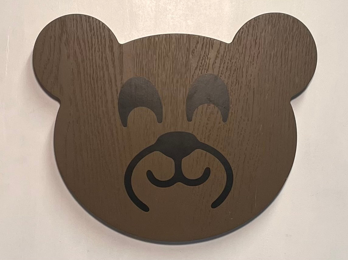Bjørne dyrehoved i træ – vægdekoration til børneværelset