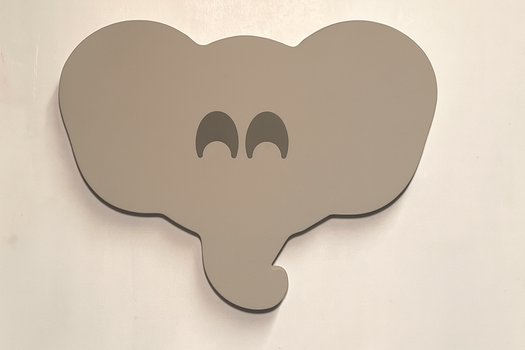 Elefant dyrehoved i træ – vægdekoration til børneværelset