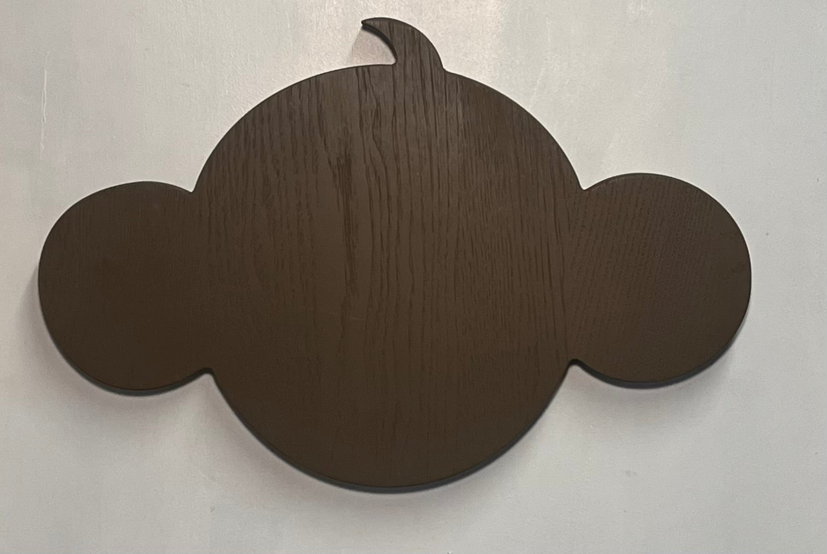 Abe dyrehoved i træ – vægdekoration til børneværelset