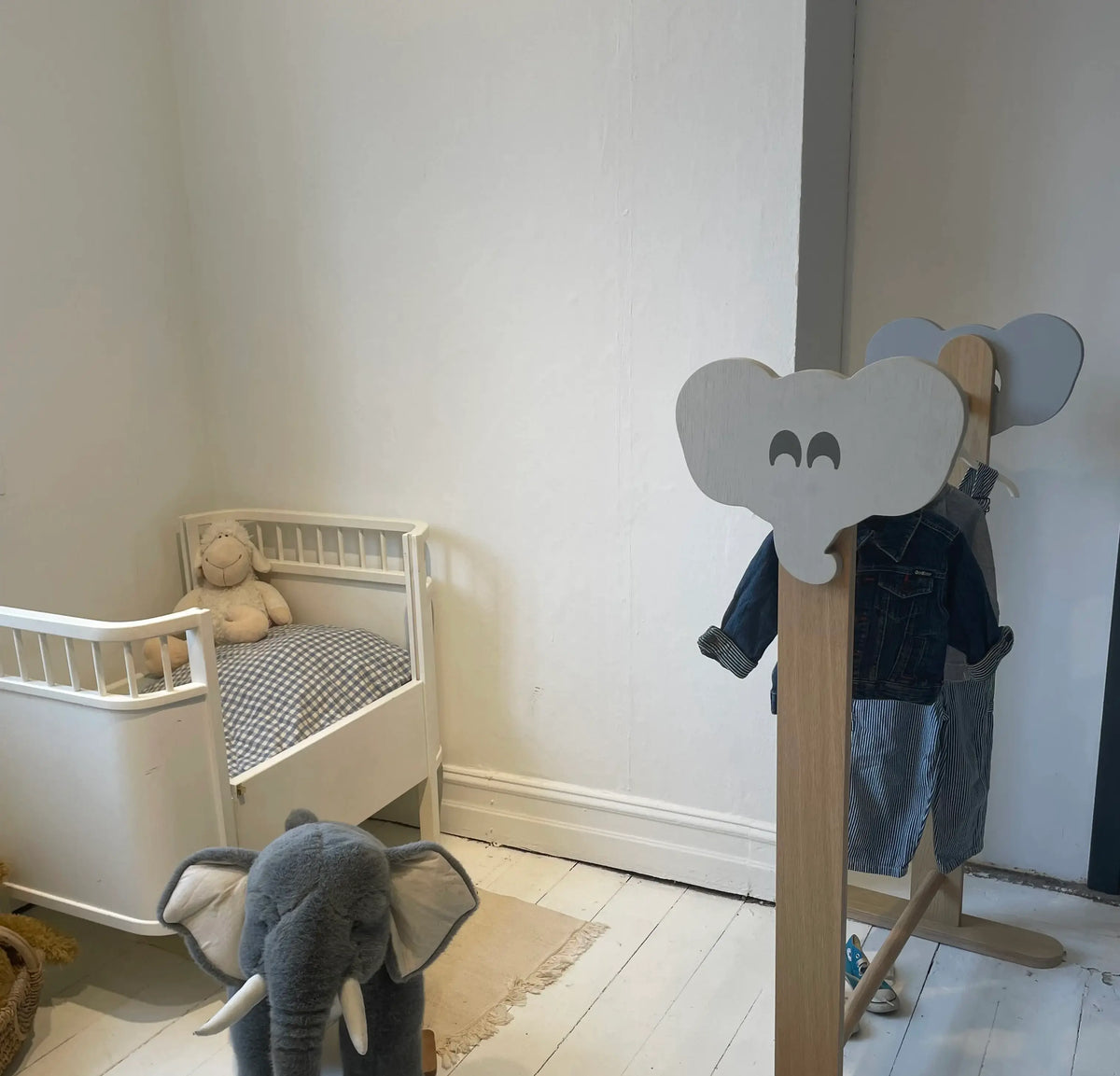 Vi designer og producerer børnemøbler i Danmark med fokus på kvalitet, design og et tidløst udtryk.