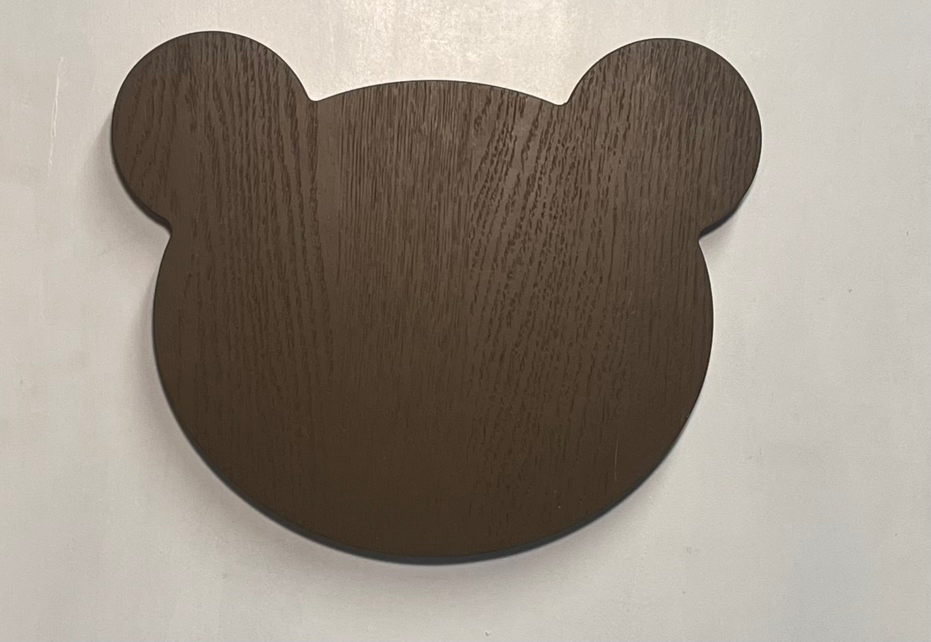 Bjørne dyrehoved i træ – vægdekoration til børneværelset