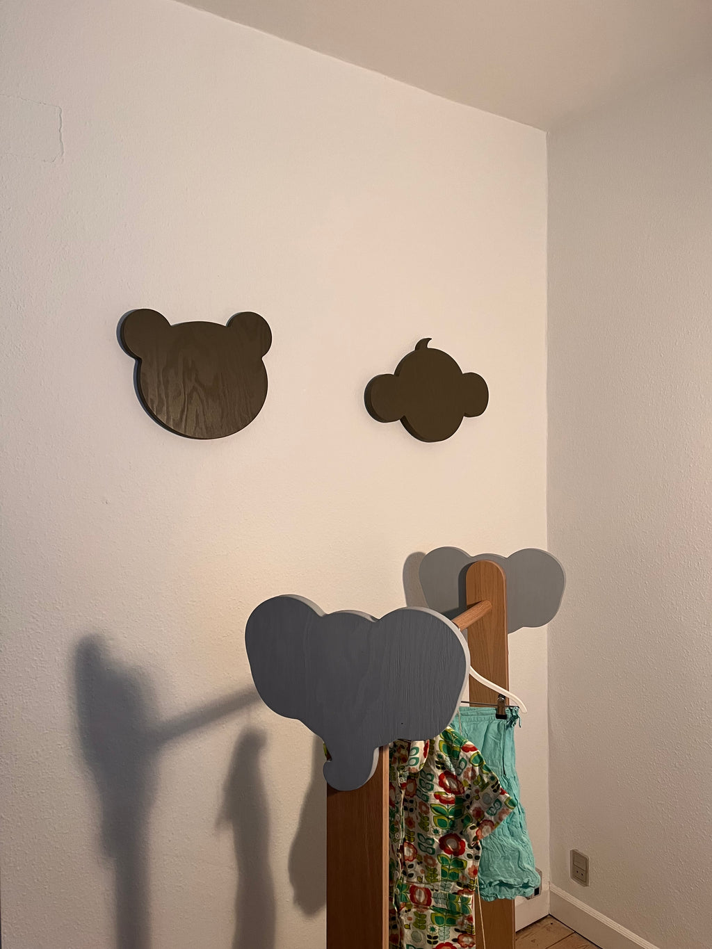 Abe dyrehoved i træ – vægdekoration til børneværelset