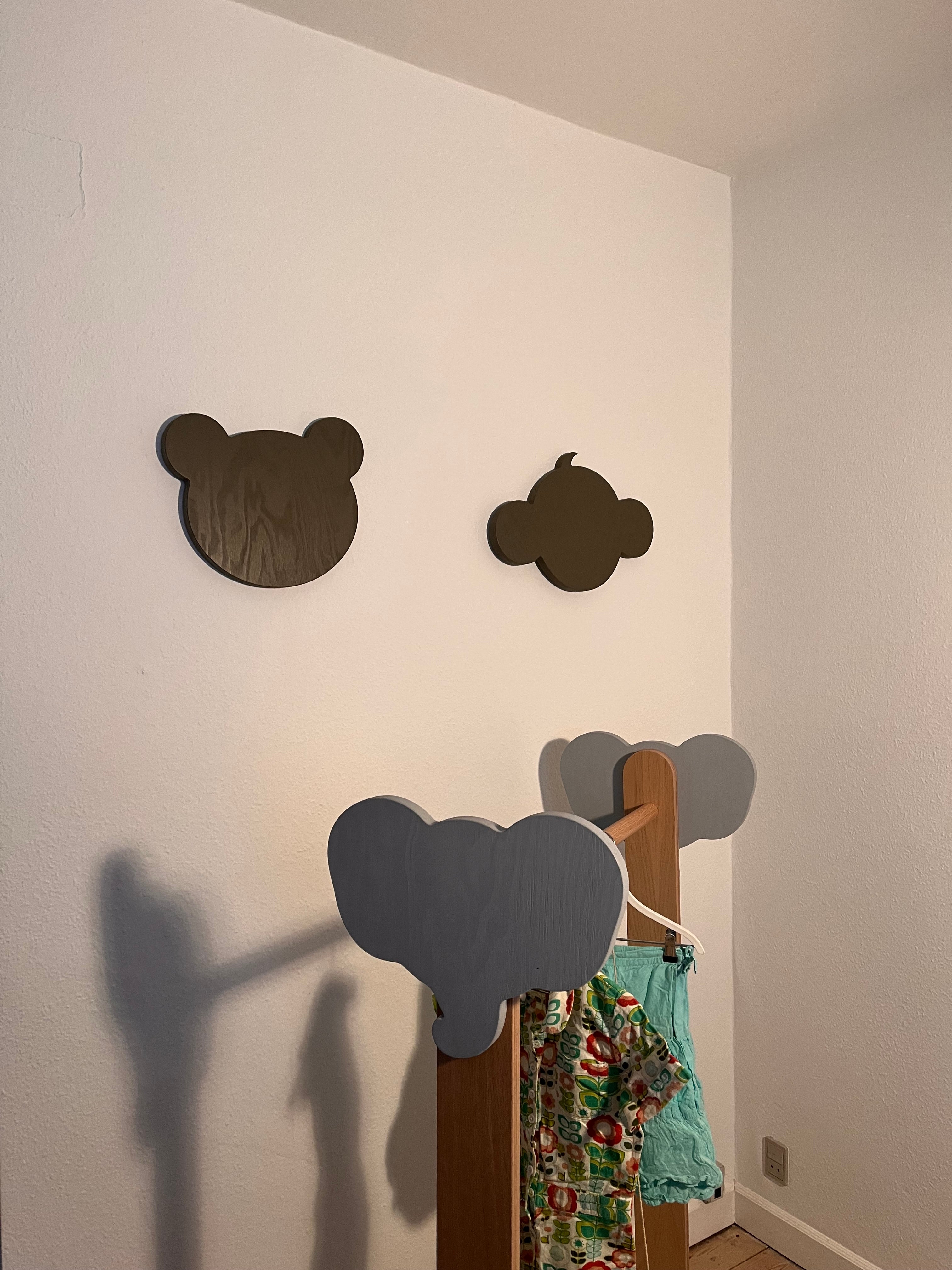 Abe dyrehoved i træ – vægdekoration til børneværelset